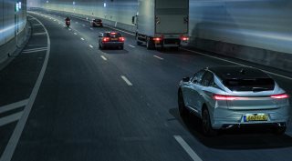 Foto van voertuigen die door de tunnel van de A24 rijden.